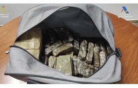 CANARY ISLANDS: FERRY PASSENGER CAUGHT WITH 8.7 KILOS OF HASHISH IN A HOLDALL