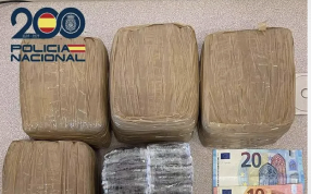 Two men caught carrying six kilos of hashish in a supermarket bag in Fuerteventura