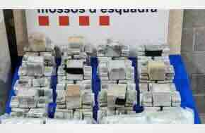 Two men arrested for hiding 65 kilos of hashish and 6 of cocaine to sell them in Baix Llobregat